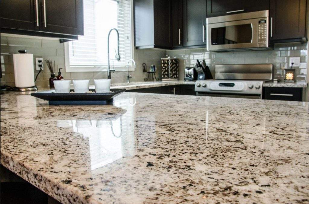 Rocas Décor ofera o gama larga de granit de calitate.Livrarea rapida din stoc.Promotii placaje granit.
